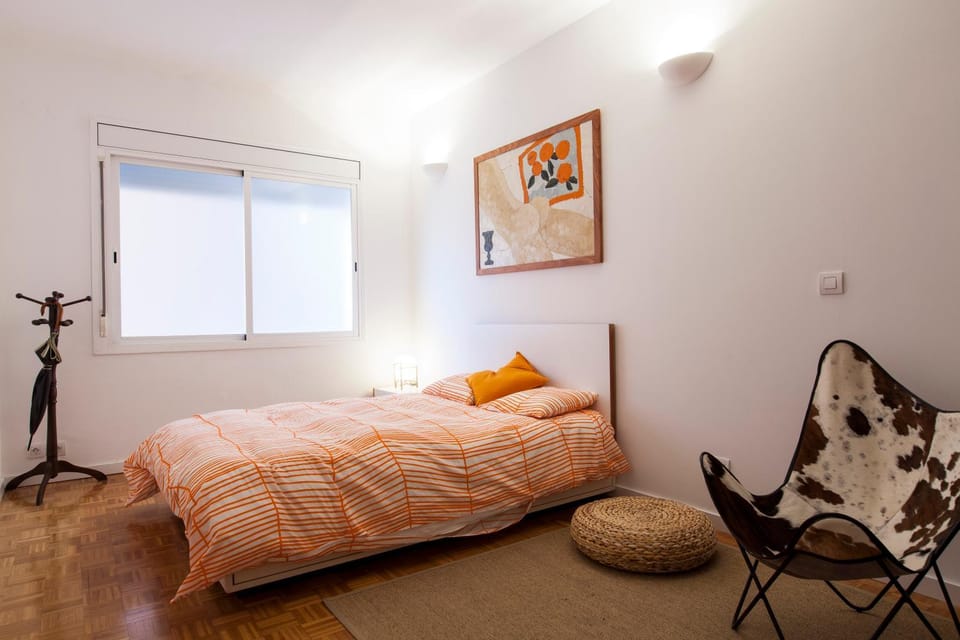 Photo of the whole room, Bedroom