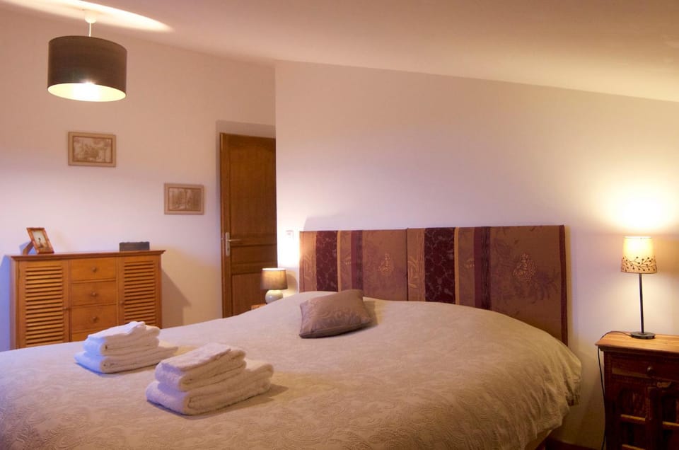 Bed, Bedroom, towels