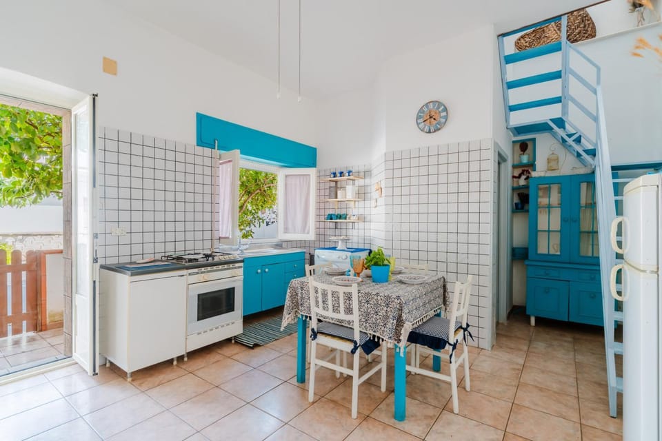 Kitchen or kitchenette, Dining area, oven, stove