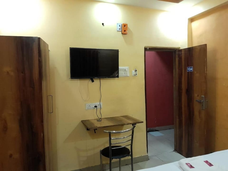 Communal lounge/ TV room, Bed, TV and multimedia, Photo of the whole room, Dining area, Evening entertainment, Bedroom, wardrobe