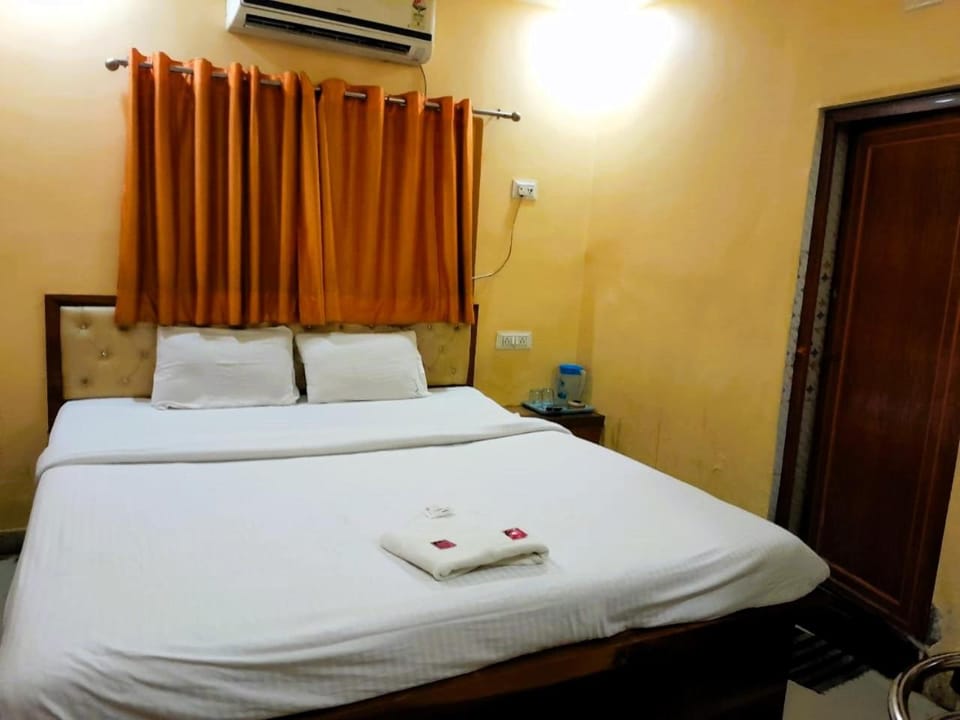 Bed, Photo of the whole room, Bedroom, towels, air conditioner