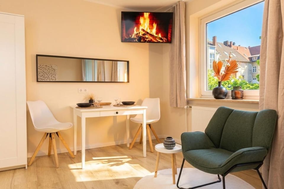 TV and multimedia, Seating area, Dining area
