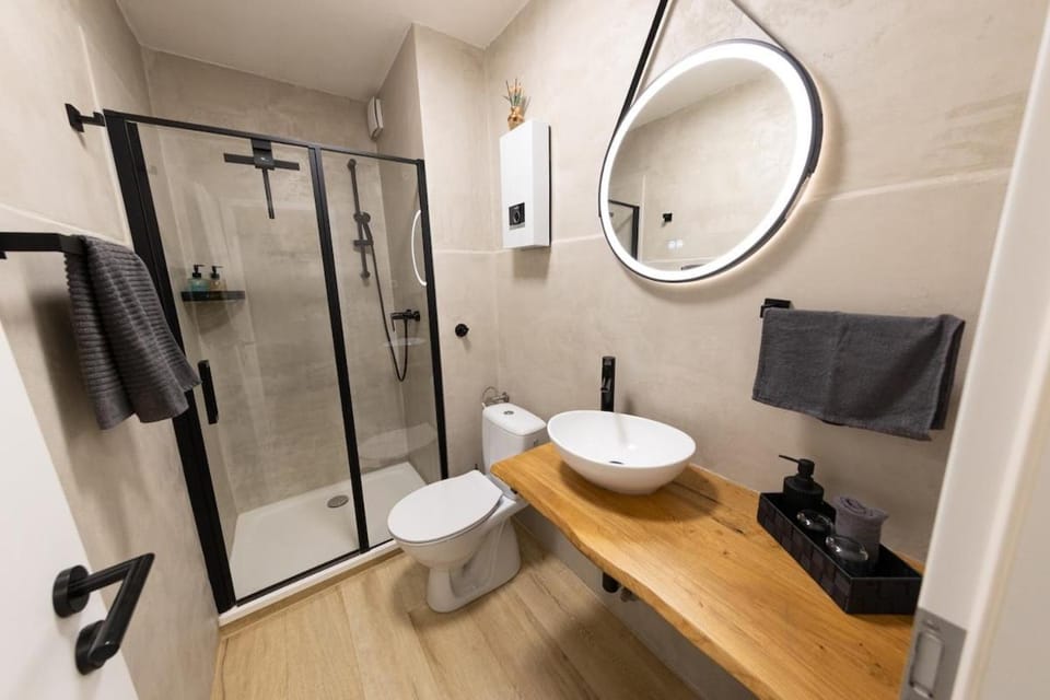 Shower, Toilet, Bathroom, towels