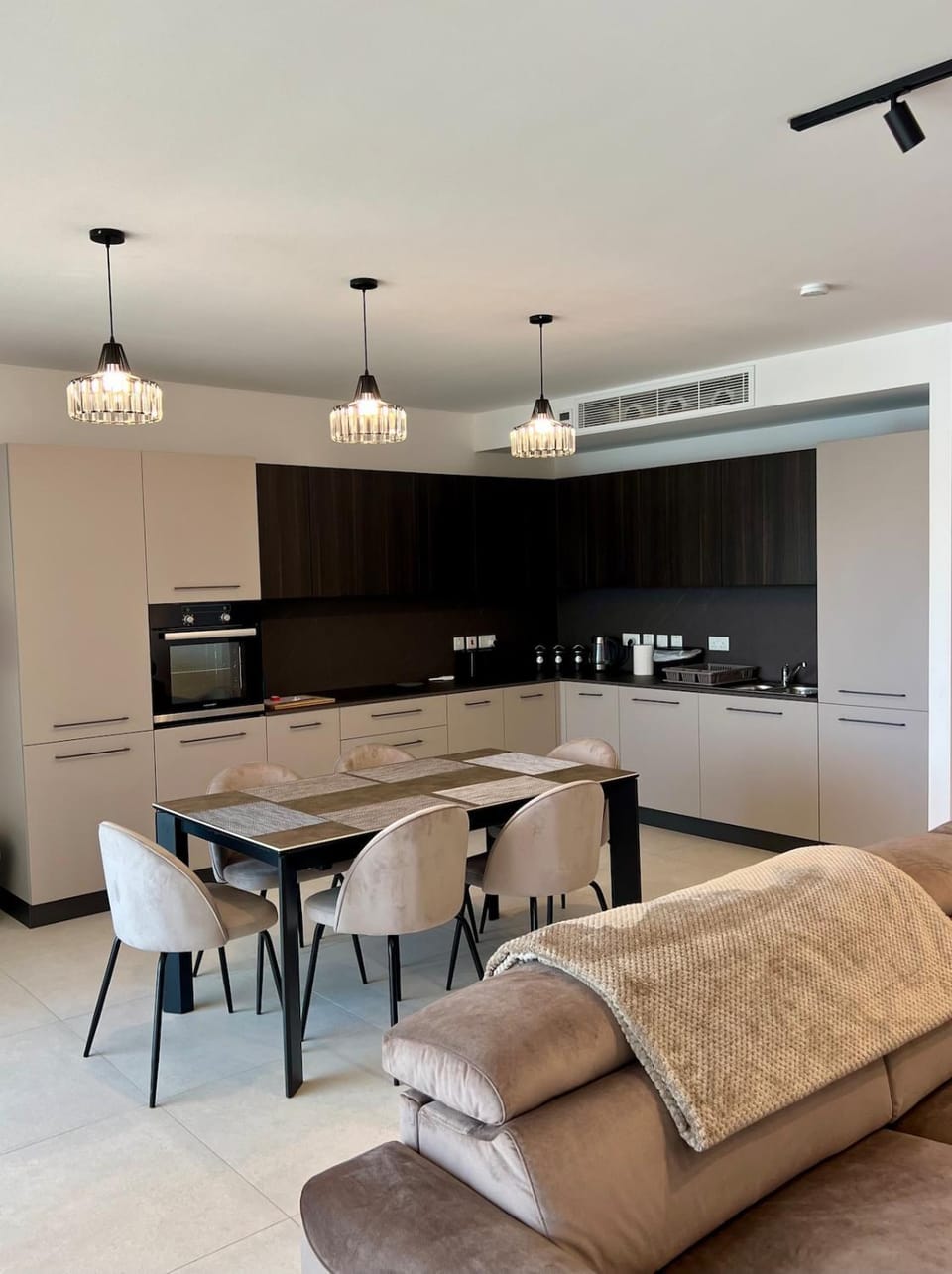 Kitchen or kitchenette, Dining area