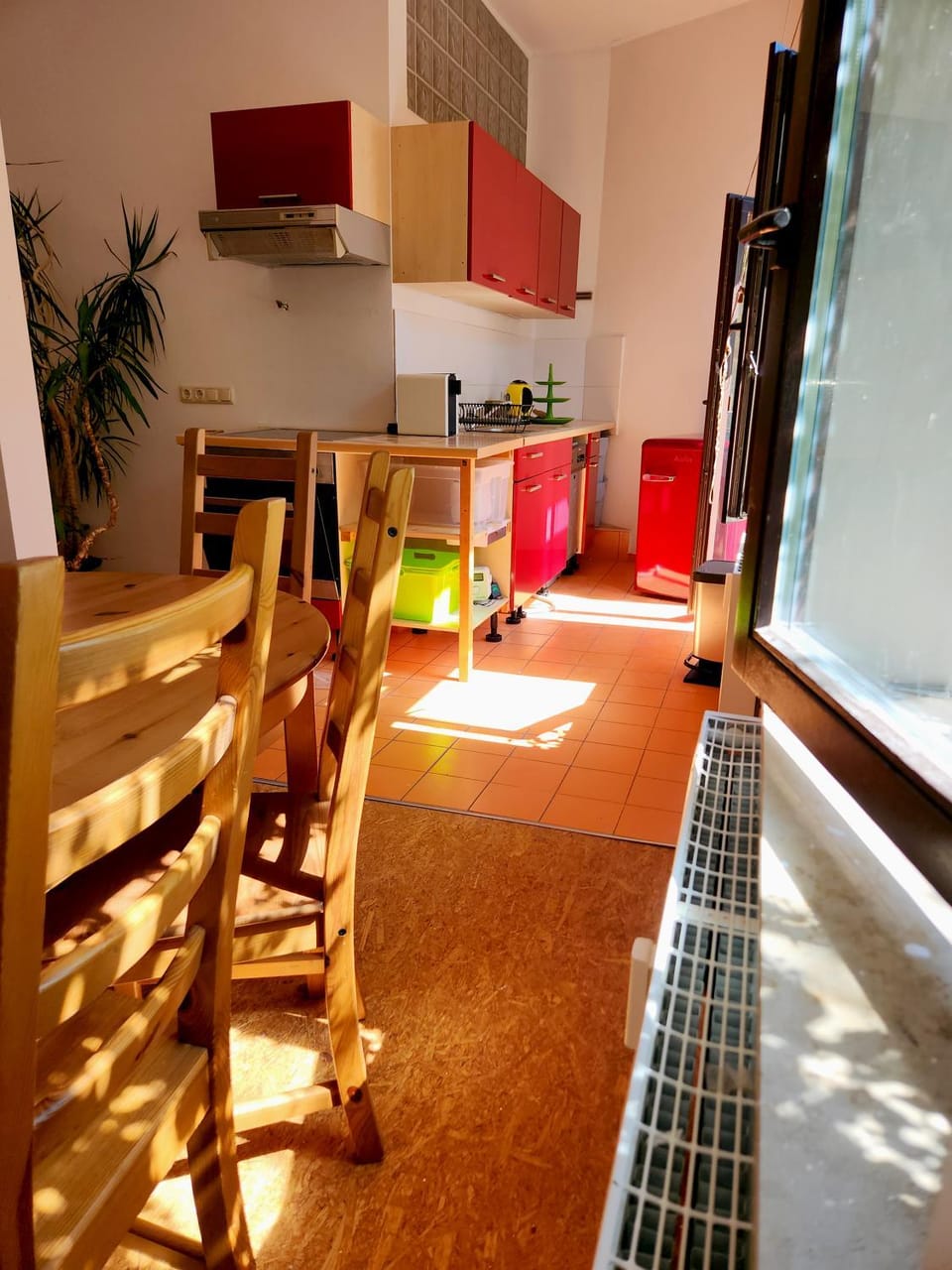 Kitchen or kitchenette, Dining area