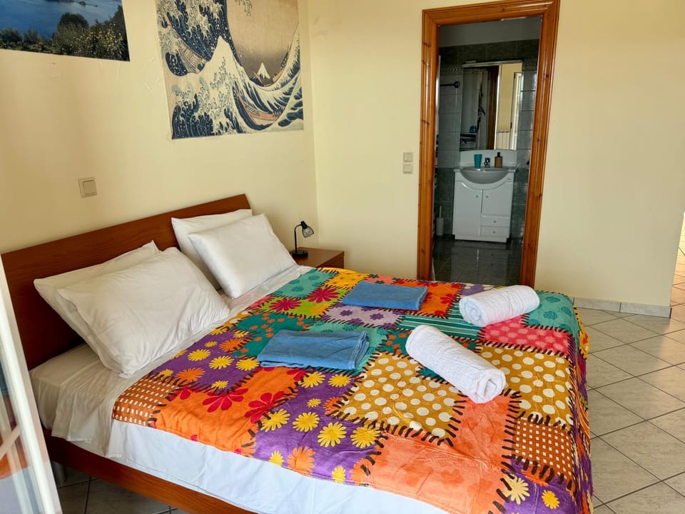 Bed, Photo of the whole room, Bedroom, towels