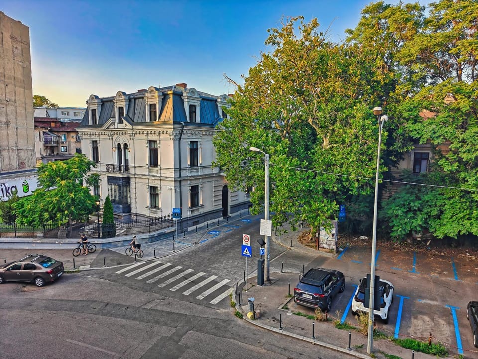 Property building, Day, Neighbourhood, Summer, View (from property/room), View (from property/room), City view, City view, Street view, Street view, Location, Quiet street view, Parking