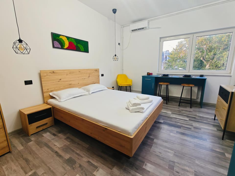 Bed, Living room, Photo of the whole room, Seating area, Bedroom, towels
