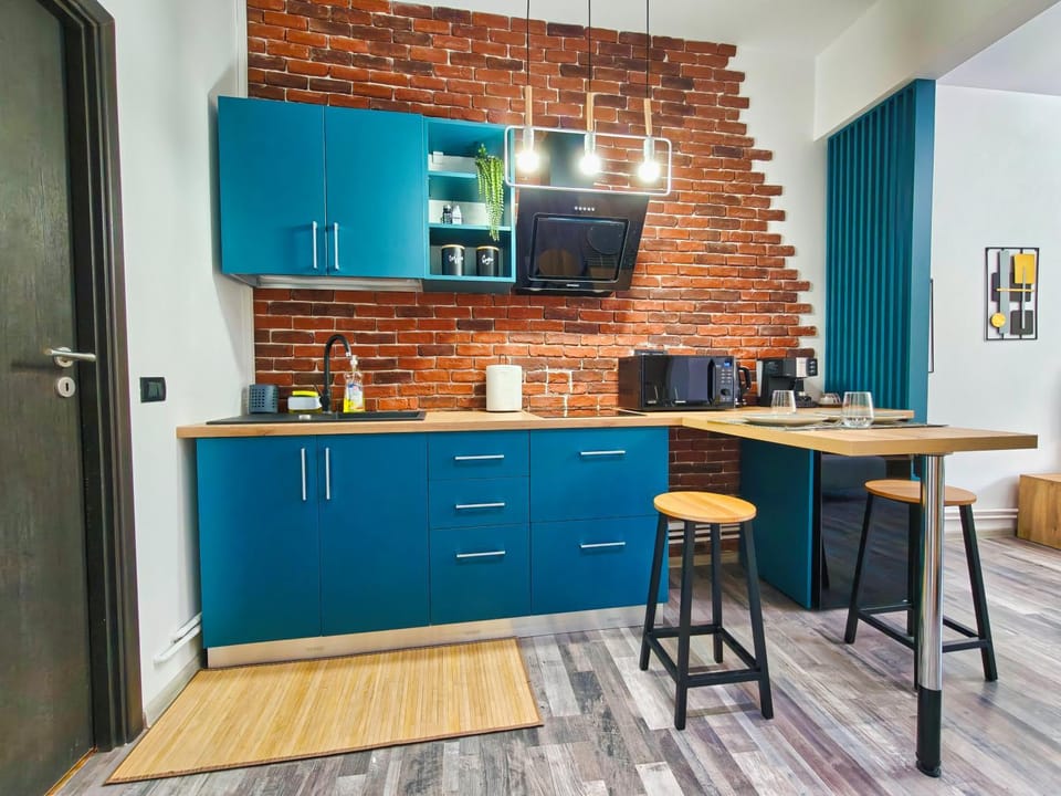 Kitchen or kitchenette, Dining area, minibar, oven, stove