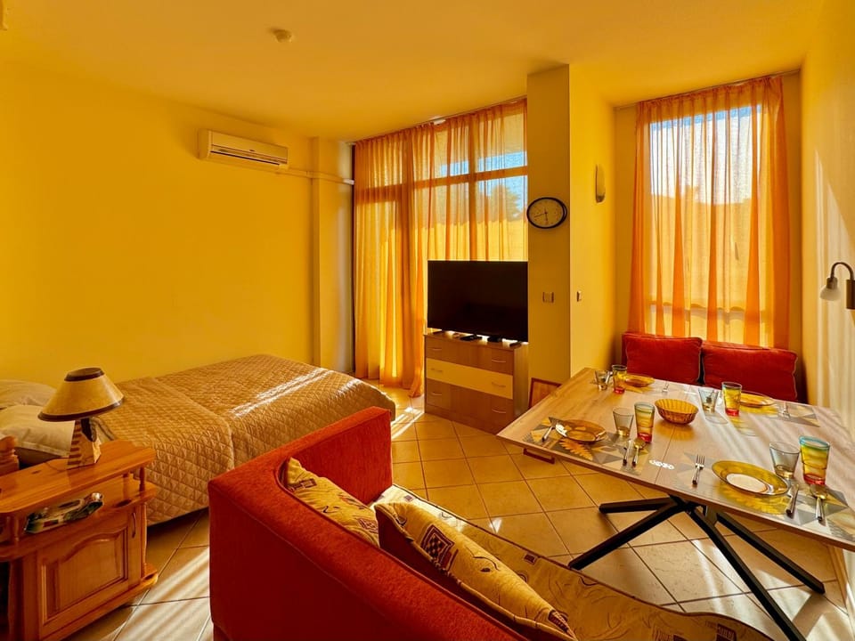 Bed, TV and multimedia, Living room, Photo of the whole room, Seating area, Dining area, air conditioner