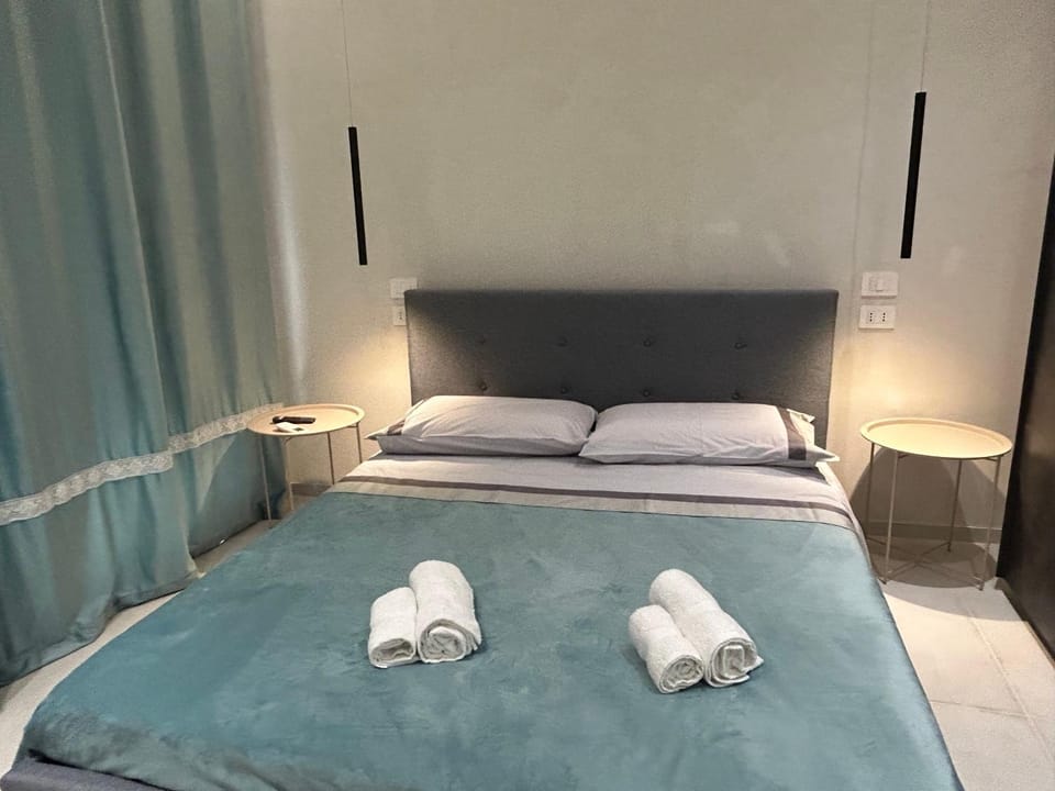 Bed, Photo of the whole room, Bedroom, towels