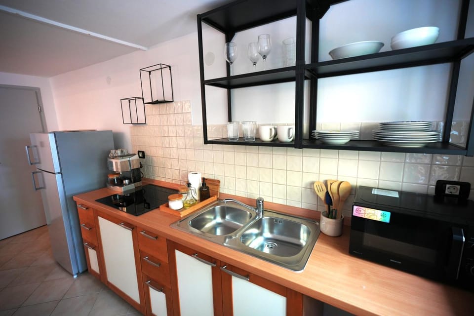 Coffee/tea facilities, Kitchen or kitchenette, stove