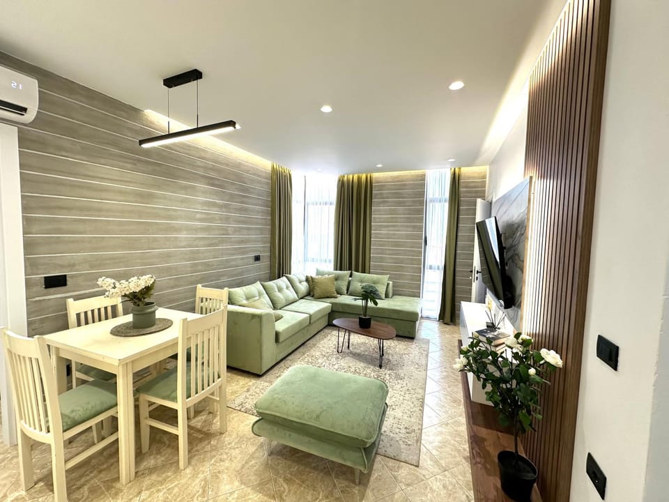 Communal lounge/ TV room, TV and multimedia, Living room, Seating area, Dining area, Evening entertainment, air conditioner