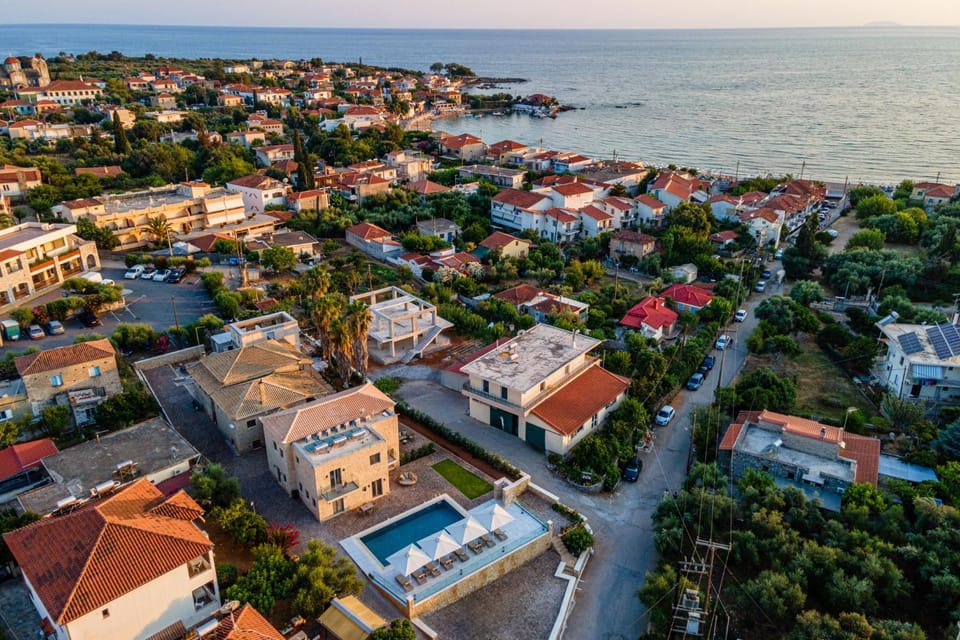 Property building, Neighbourhood, Natural landscape, Bird's eye view, Sea view, Street view, Location