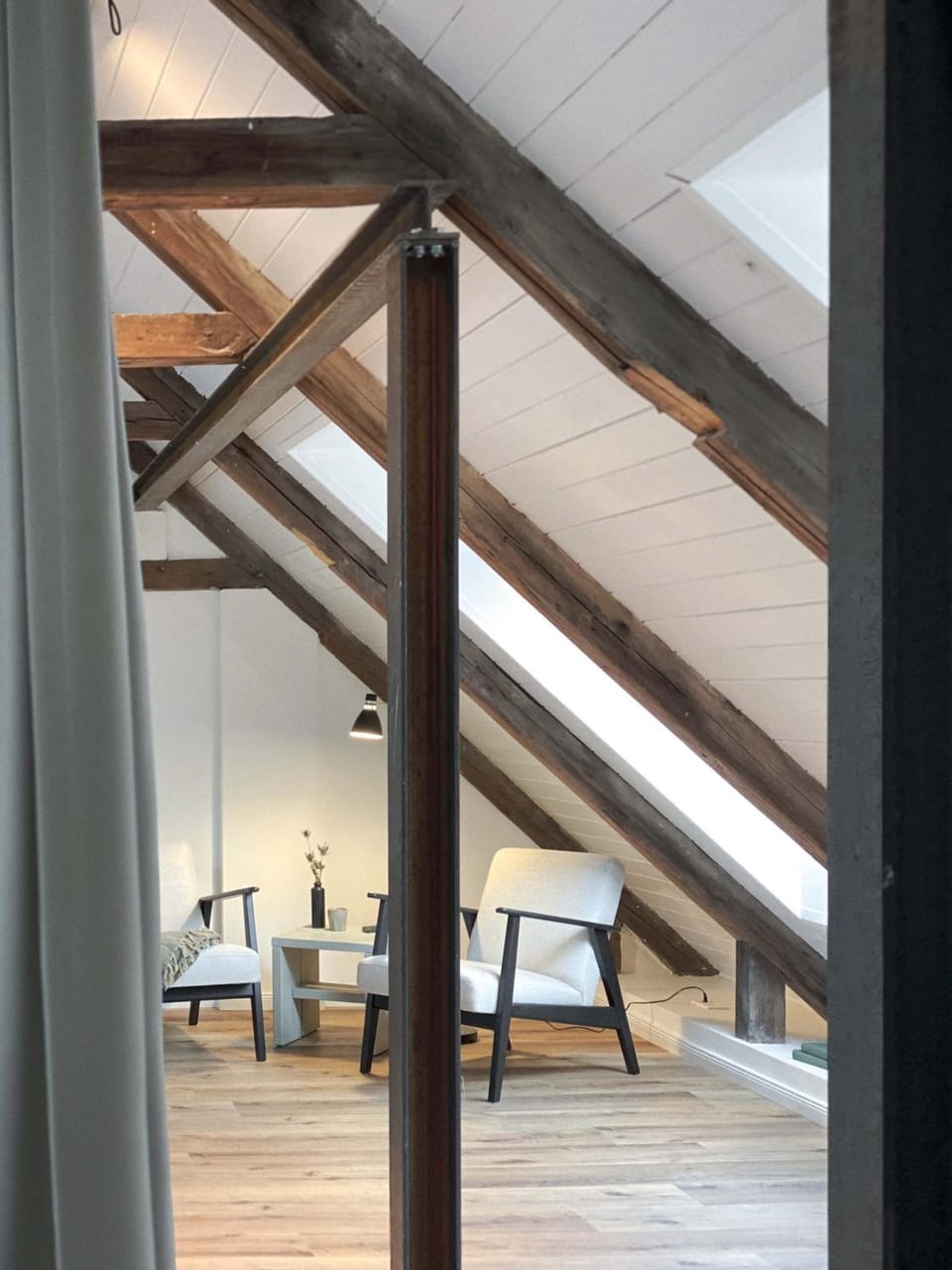 Photo of the whole room, Seating area