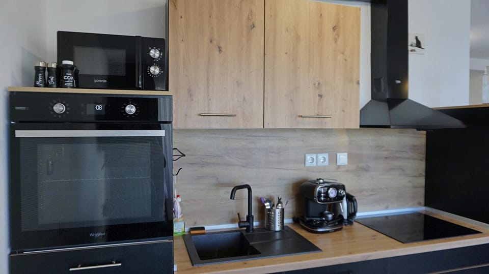 Kitchen or kitchenette, oven