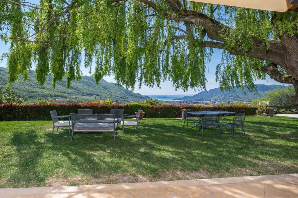 Beautiful villa with private garden and pool Villa in Lake Garda