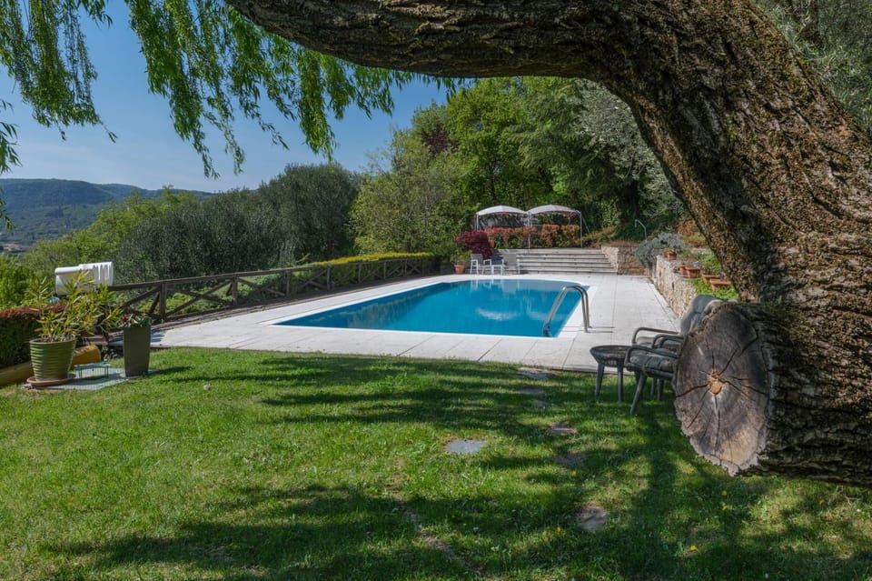 Beautiful villa with private garden and pool Villa in Lake Garda