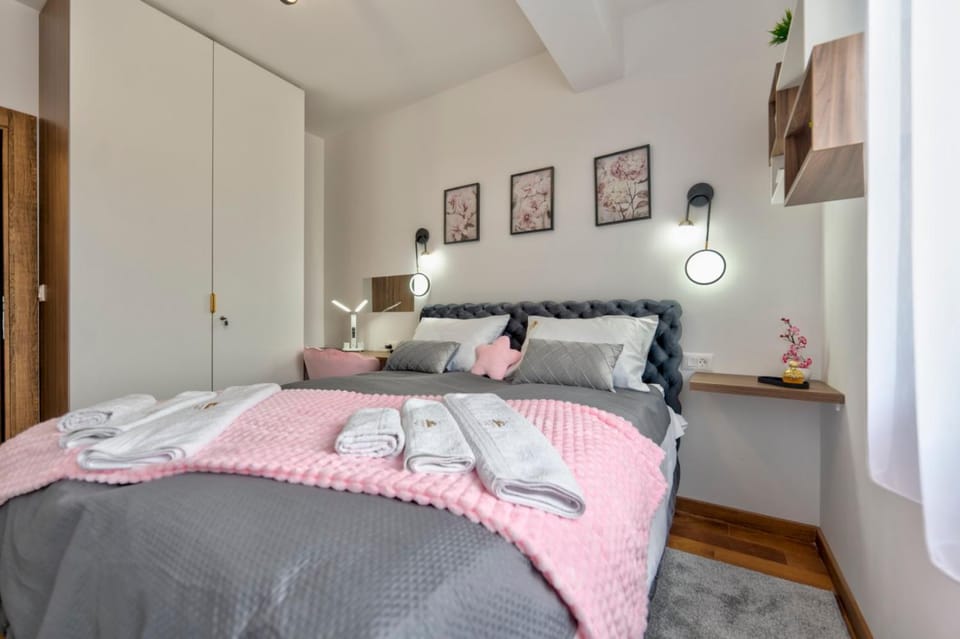 Bed, Bedroom, towels, wardrobe