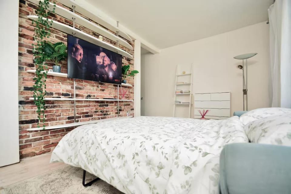 Bed, TV and multimedia, Photo of the whole room, Bedroom