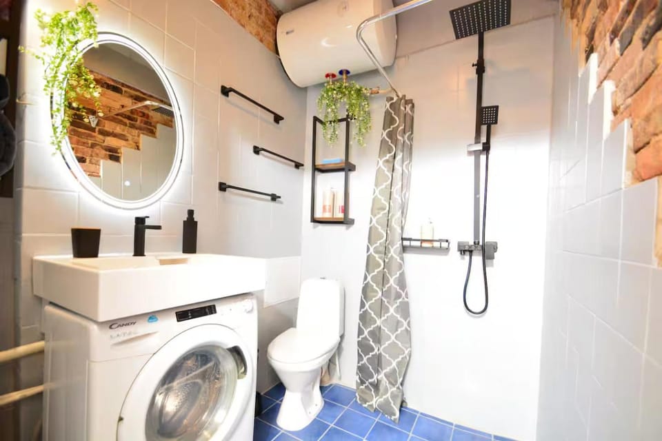 Shower, Toilet, Bathroom, towels, washing machine