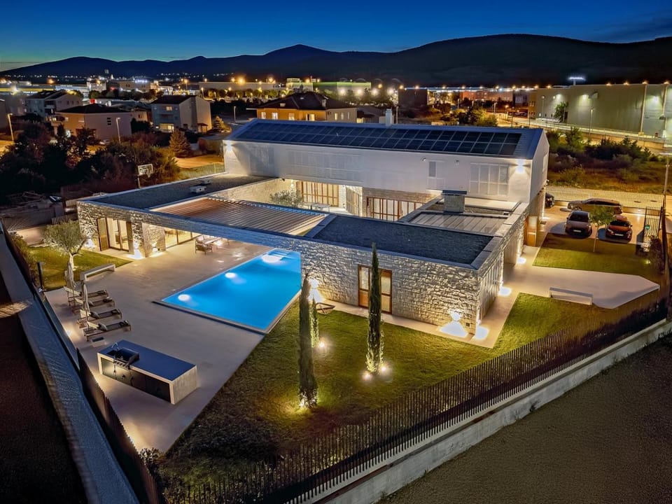 BBQ facilities, Children play ground, Sauna, View (from property/room), Balcony/Terrace, Seating area, Landmark view, Mountain view, Swimming pool, air conditioner