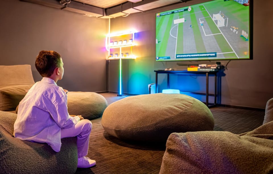 Communal lounge/ TV room, People, Game Room, TV and multimedia, Evening entertainment, group of guests