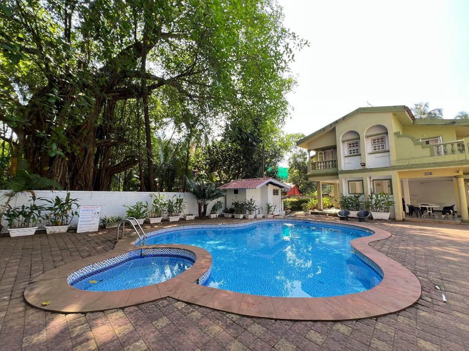 Facade/entrance, Swimming pool