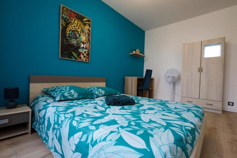 Bed, Photo of the whole room, Bedroom, wardrobe