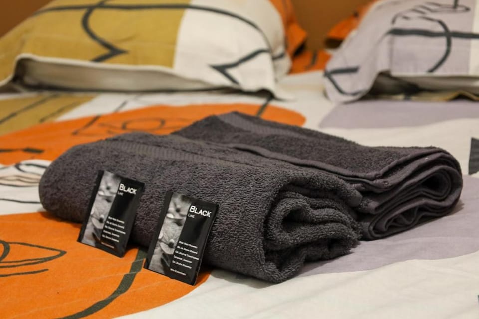 Bed, Bedroom, towels