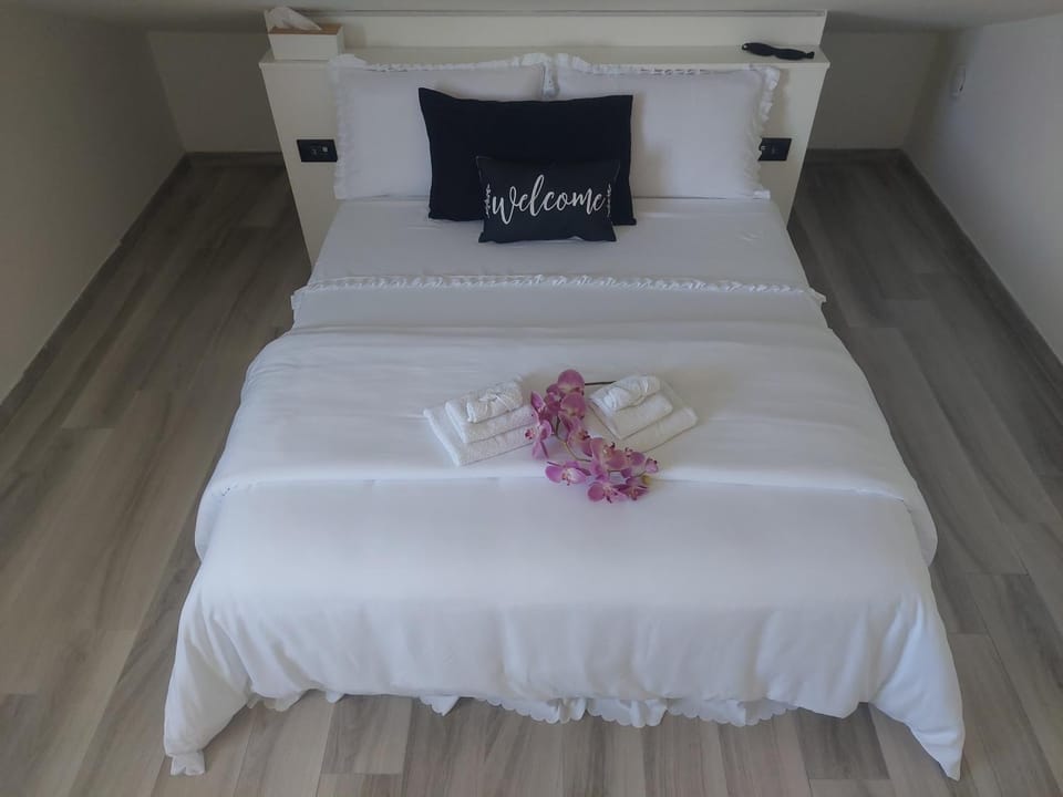 Bed, View (from property/room), Photo of the whole room, Bedroom, towels