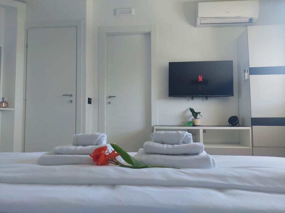 Bed, TV and multimedia, Photo of the whole room, Bedroom, towels, wardrobe, air conditioner
