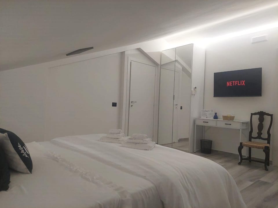 Bed, TV and multimedia, Photo of the whole room, Bedroom, wardrobe