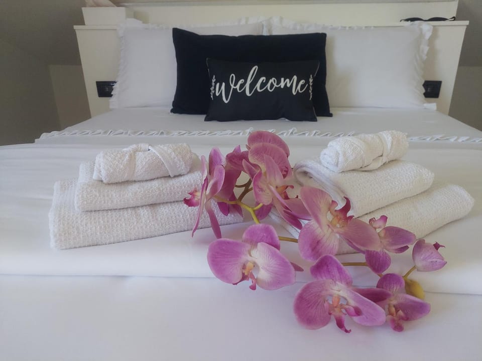 Bed, Photo of the whole room, Bedroom, towels