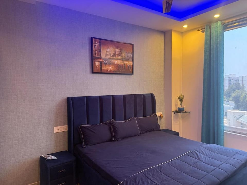 Bed, TV and multimedia, Living room, Photo of the whole room, Seating area, Bedroom