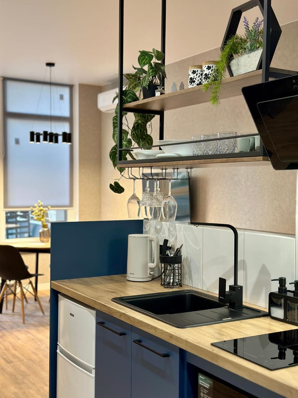 Kitchen or kitchenette, Dining area, stove