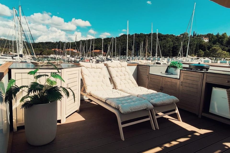 Balcony/Terrace, sunbed