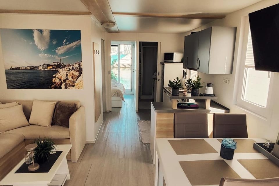 TV and multimedia, Living room, Dining area
