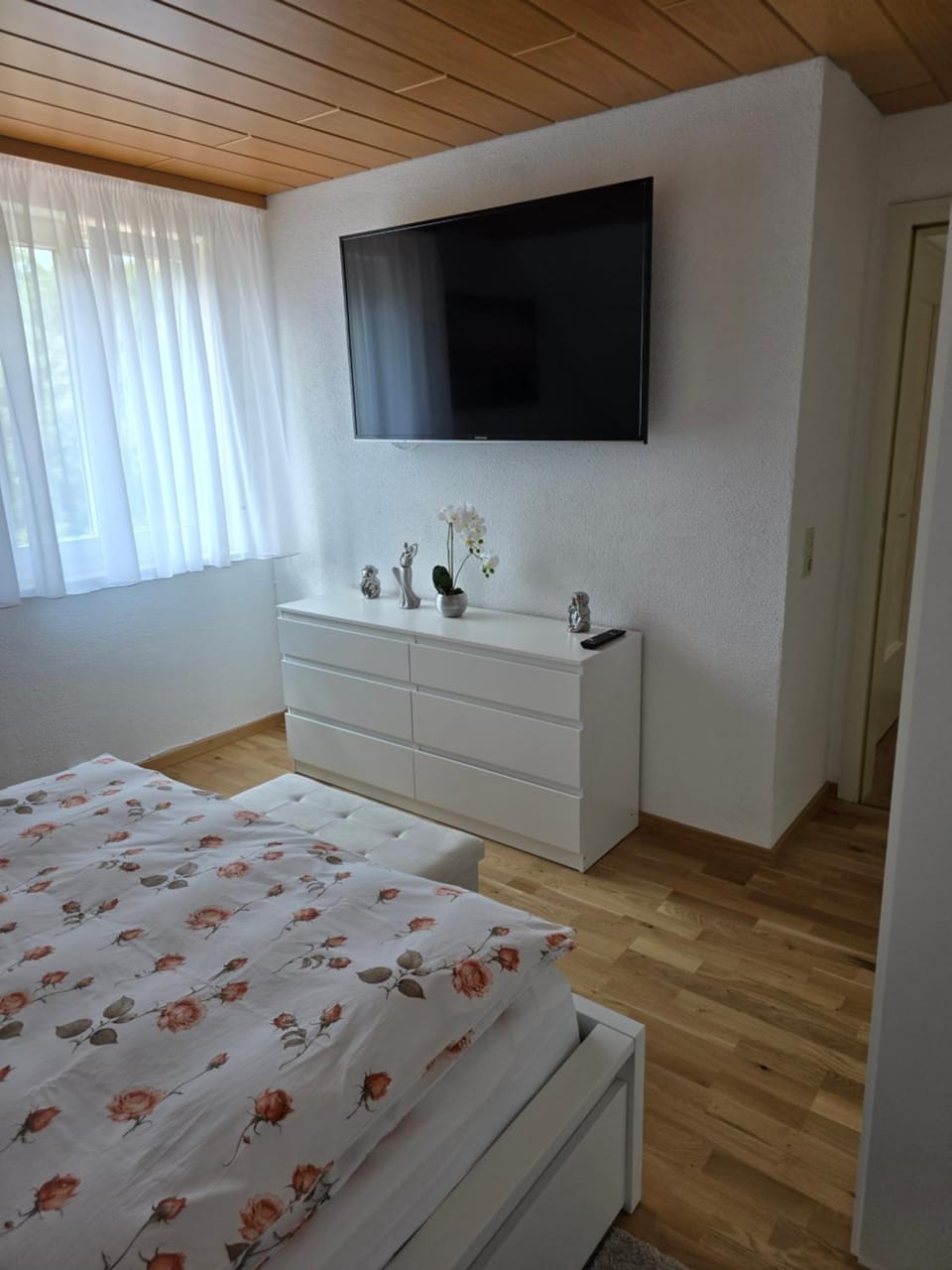 Bed, TV and multimedia, Bedroom