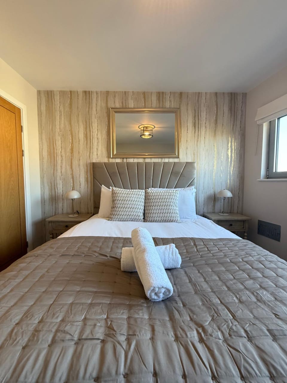 Bed, Bedroom, towels
