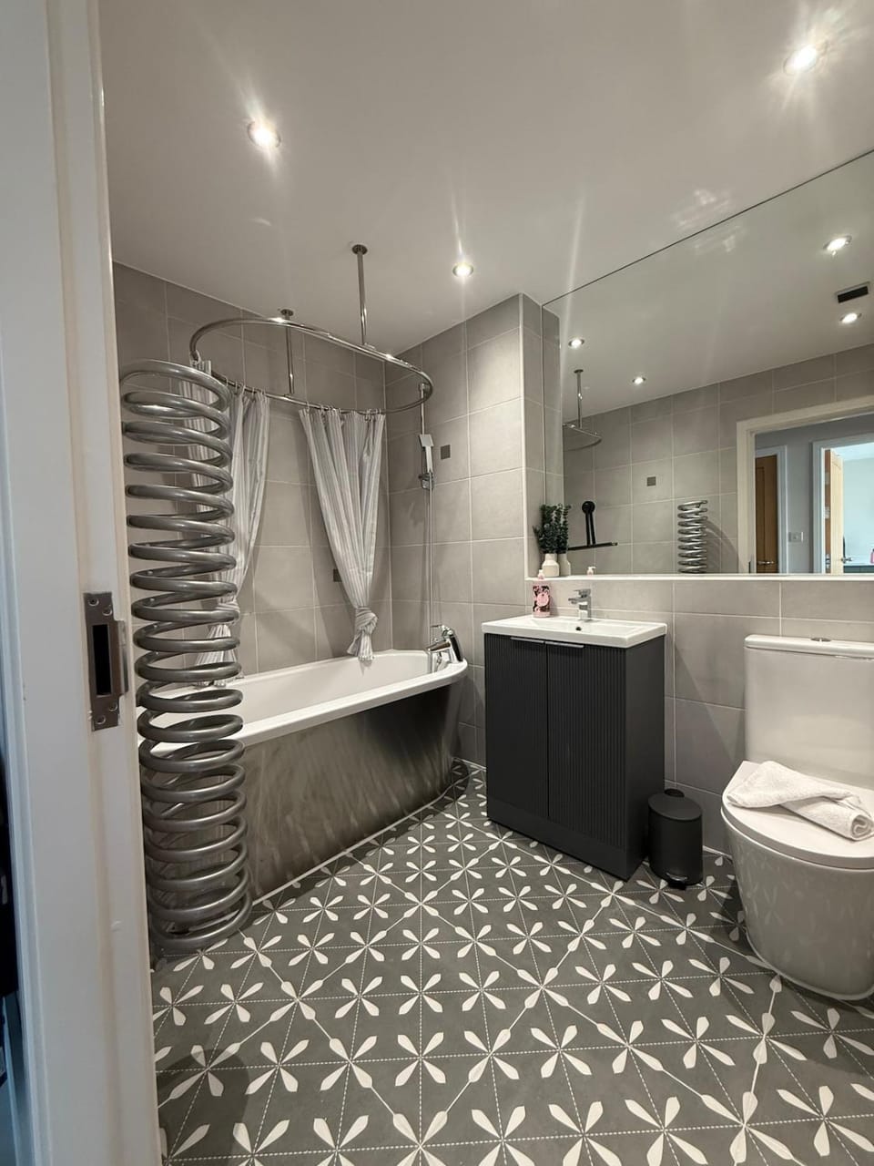 Shower, Toilet, Bathroom, Bath, towels
