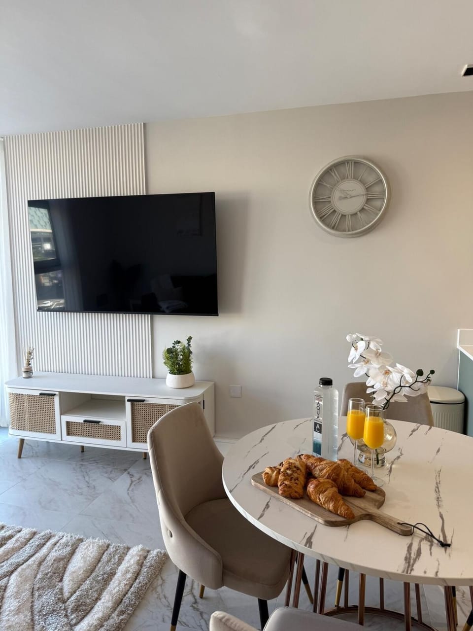 Communal lounge/ TV room, TV and multimedia, Living room, Seating area, Dining area