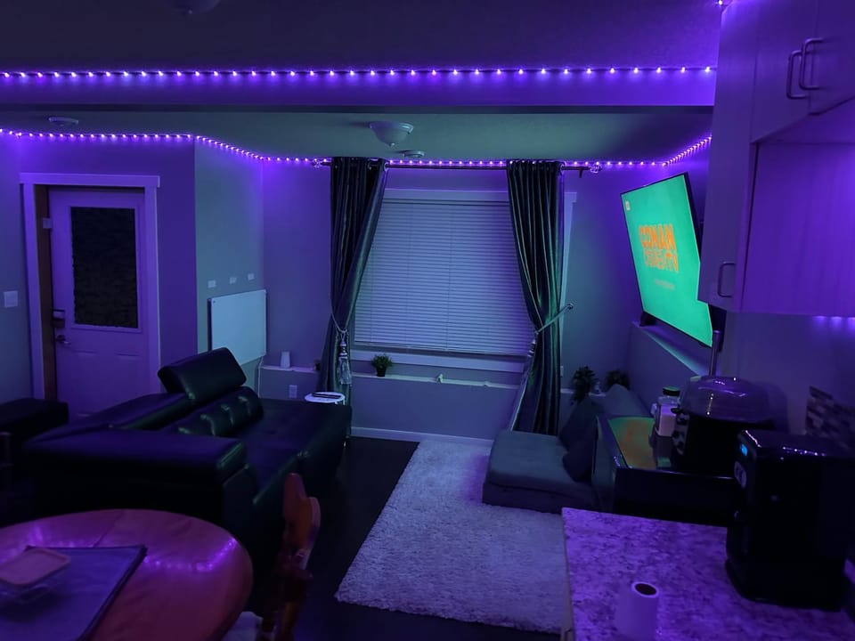 TV and multimedia, Living room, Seating area, Evening entertainment