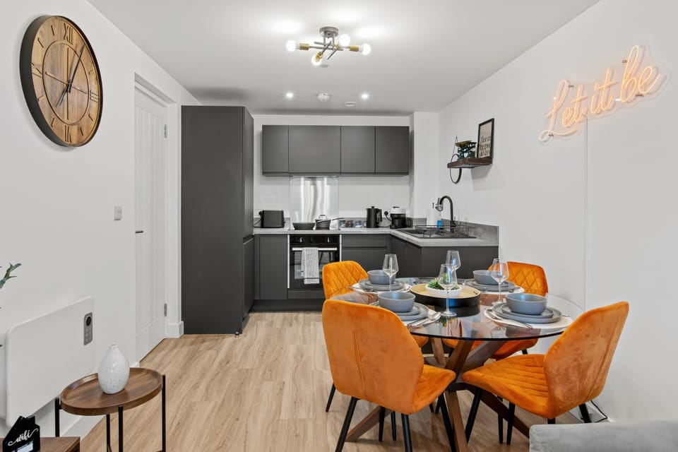 Kitchen or kitchenette, Dining area