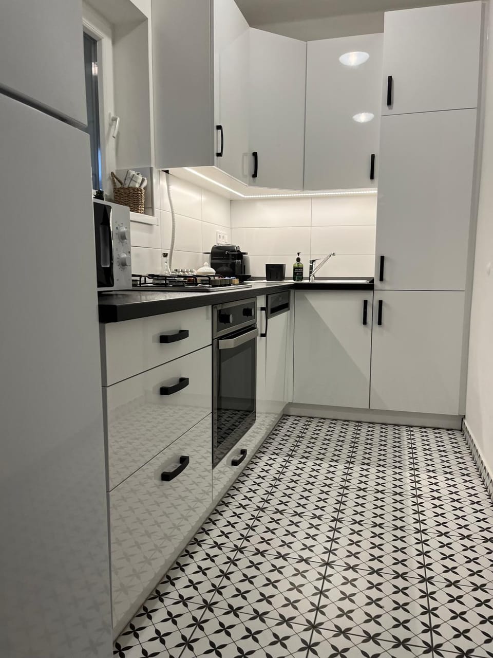 Kitchen or kitchenette, dishwasher, stove