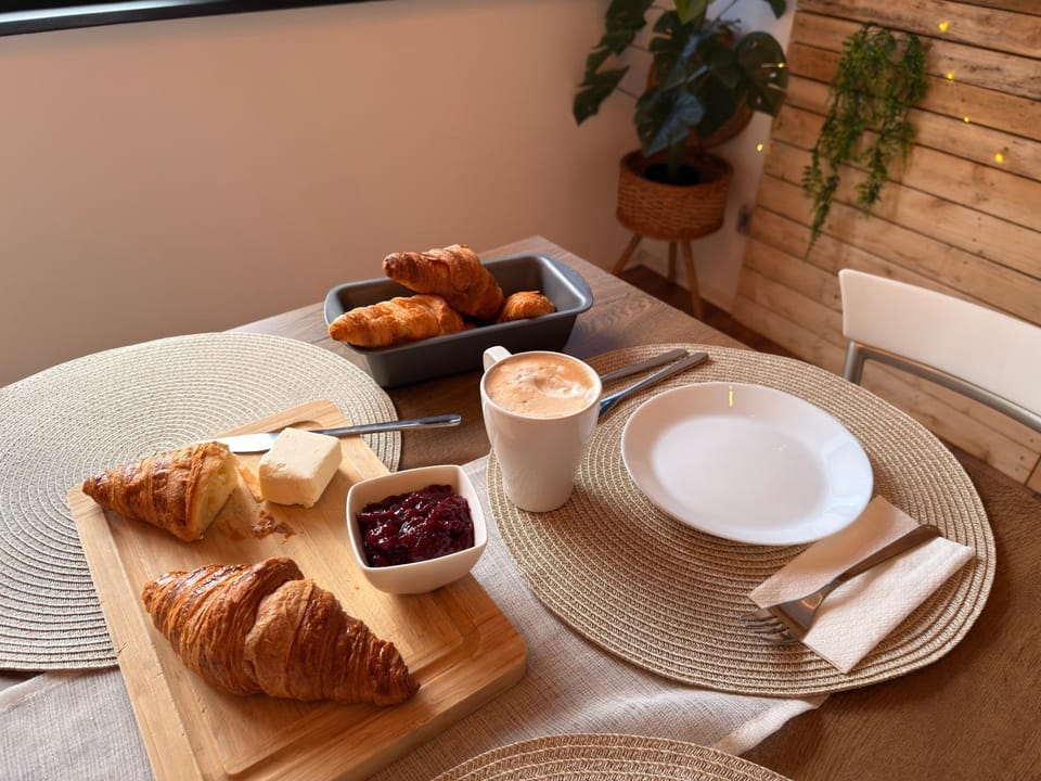 Seating area, Dining area, Breakfast