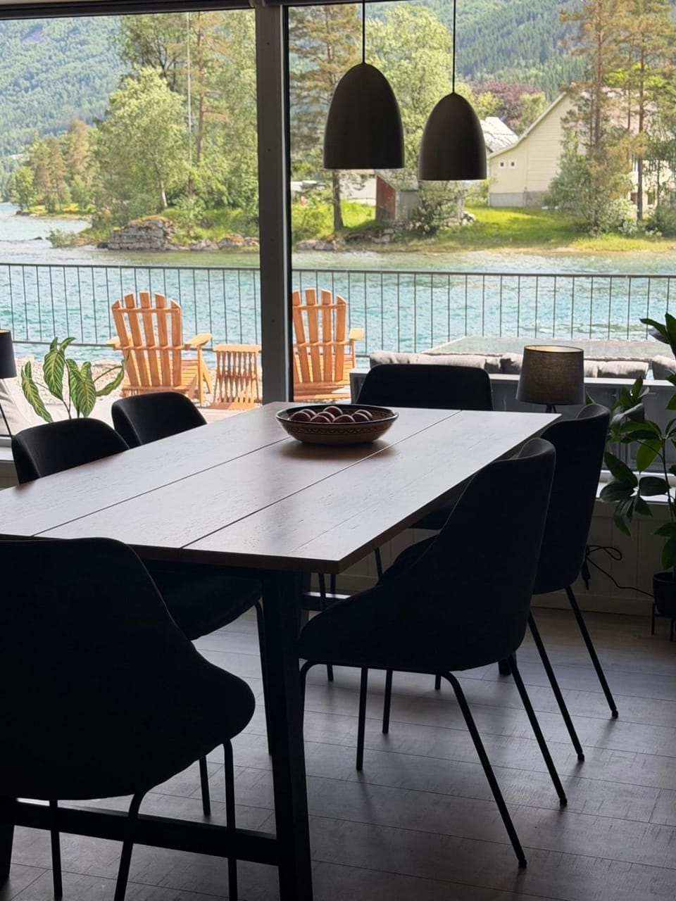 Modern lakefront apt with view - EV plug Apartment in Vestland