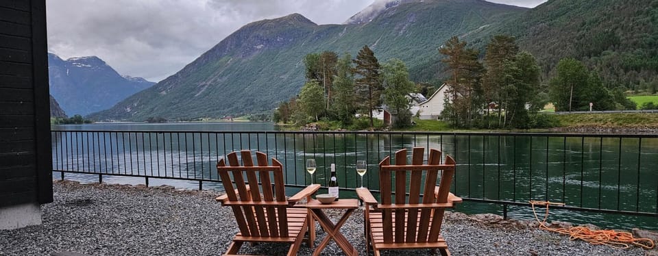 Modern lakefront apt with view - EV plug Apartment in Vestland