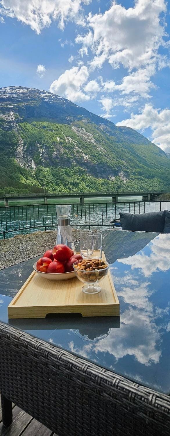 Modern lakefront apt with view - EV plug Apartment in Vestland