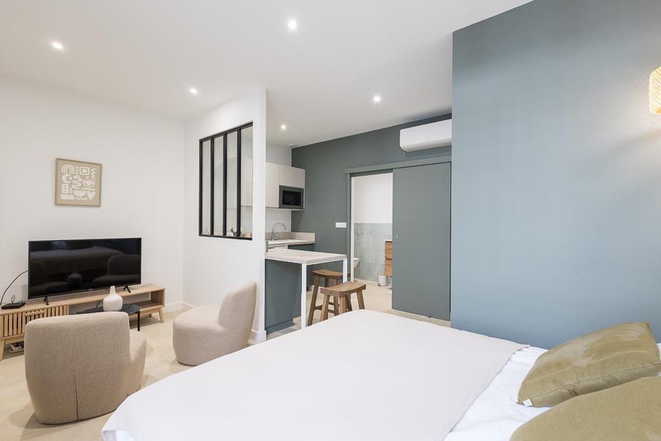Communal lounge/ TV room, Living room, Lounge or bar, Photo of the whole room, Seating area, Bedroom